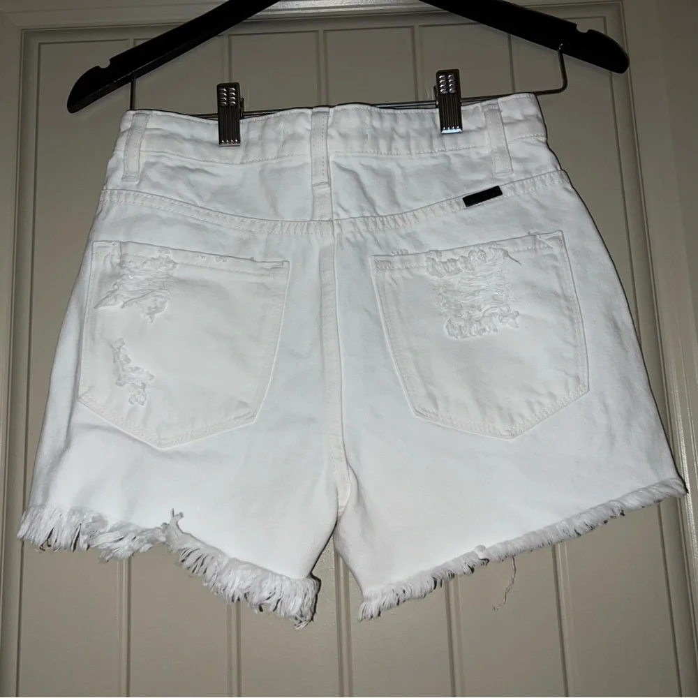 KANCAN -WOMEN’S WHITE SHORT CUT- OFF DISTRESSED